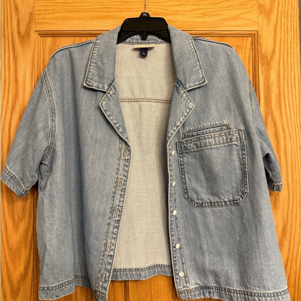 Universal Thread Blue Denim short sleeve button down top medium